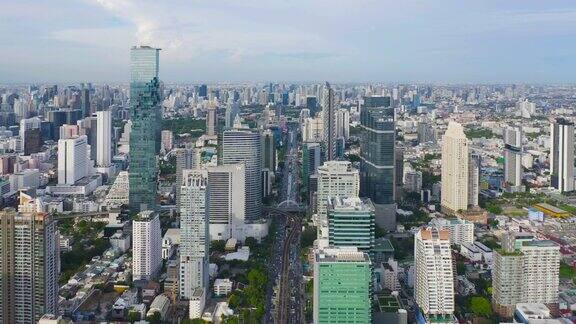 鸟瞰图曼谷市区与道路街道高速公路泰国亚洲智慧城市的金融区和商业中心日落时分的摩天大楼和高层建筑