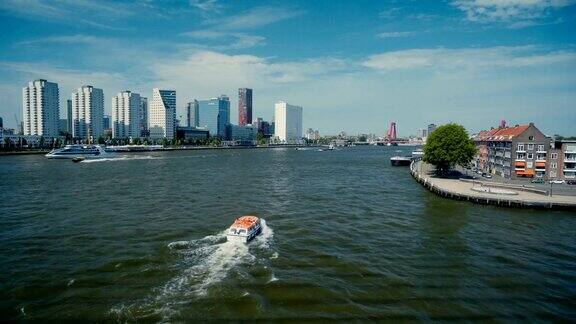 鹿特丹河上的快艇