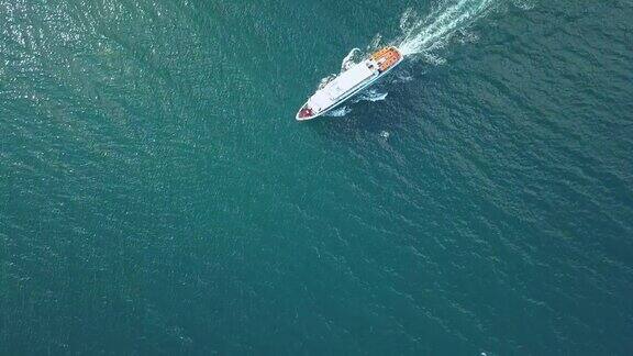 航拍游轮通过地中海孤立的水纹理