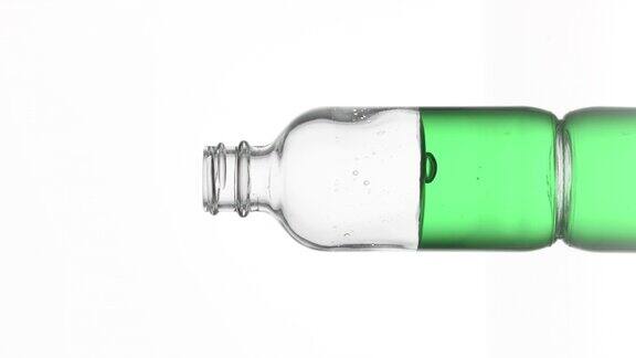 维生素K滴与绿色液体落入药瓶中