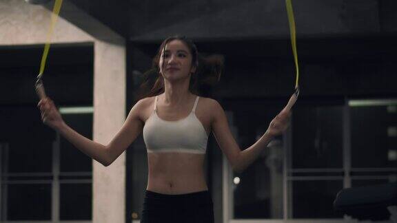 亚洲年轻的女运动员在室内跳绳专注于有氧运动训练