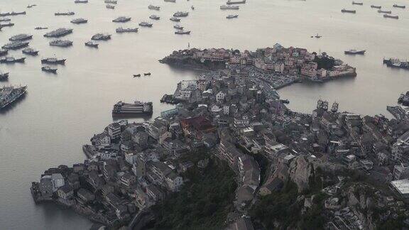 浙江台州海滨港口周边有民居