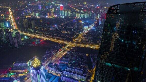 夜景城市高速公路列车轨道延误