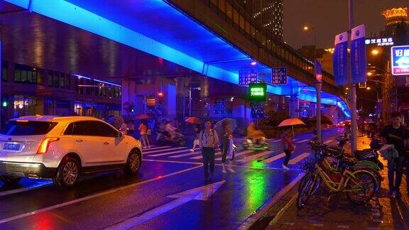夜晚照亮了上海市著名的交通街道路口全景4k中国