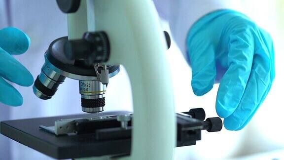 在实验室里通过显微镜观察的科学家科学家正在做一些研究