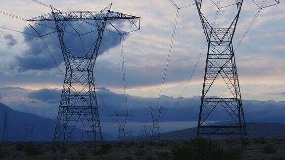 加州棕榈泉外有电线的沙漠