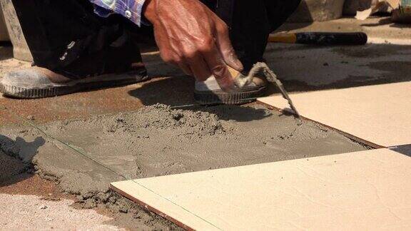 建筑工人用油灰刀铺地板