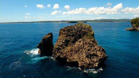 岩石悬崖在蓝色的海洋菲律宾Siargao鸟瞰图