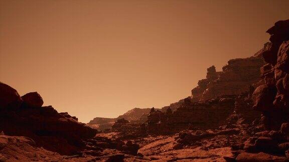 前方航拍的红色火星沙漠表面的火星科幻岩石景观