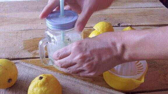 加冰的新鲜柠檬水
