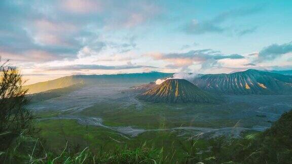 4K时间的日出在布罗莫火山位于布罗莫腾格里塞缪国家公园印度尼西亚东爪哇岛的布罗莫火山壮丽的景色