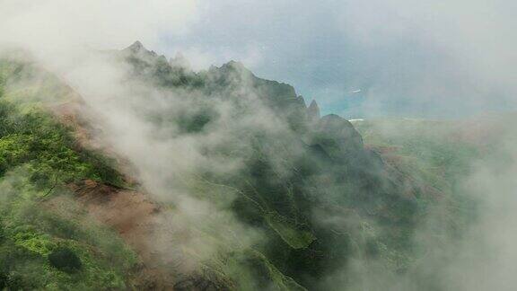 鸟瞰图飞过丛林山峰纳帕里海岸考艾岛