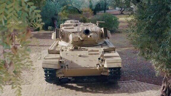 检视强大的军用装甲坦克