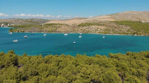 克罗地亚亚得里亚海沿岸有游艇的海湾