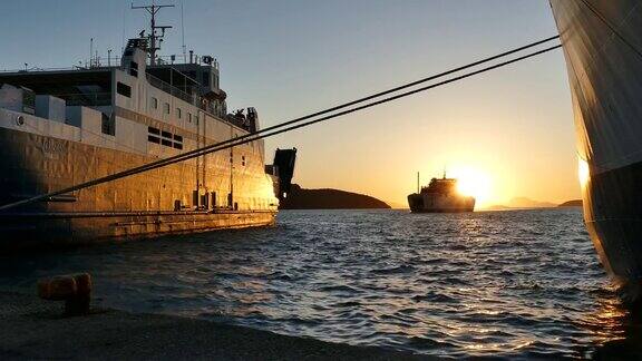 美丽的金色日落在伊古门尼察港希腊Igoumenitsa海港的渡轮