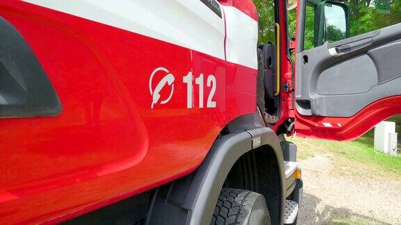 红色消防车侧面的112号
