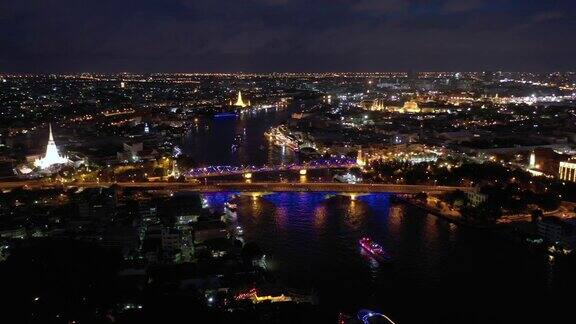 湄南河和大皇宫夜间鸟瞰图