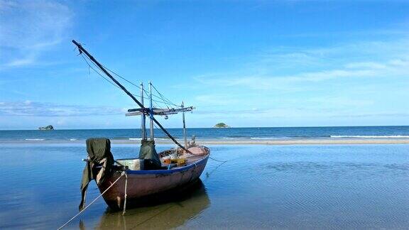 4k拍摄渔船停在海边碧水蓝天热带风景