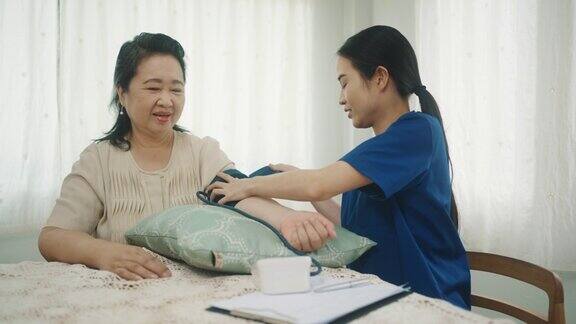 护士在家为老年病人量血压