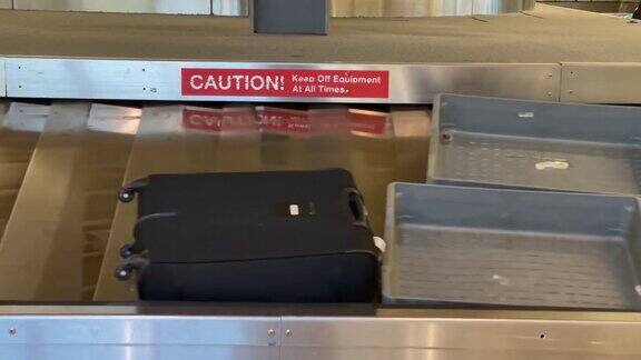 机场行李传送带上的警告标志