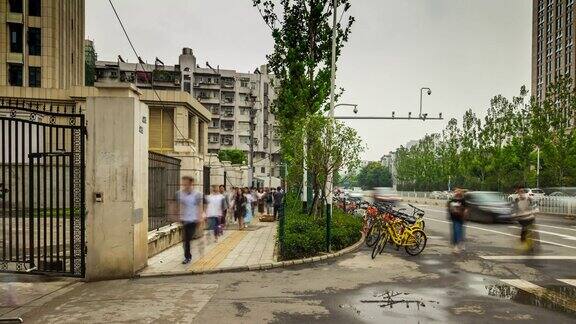 武汉市白天时间交通街道学校入口人行道拥挤的全景4k时间流逝中国