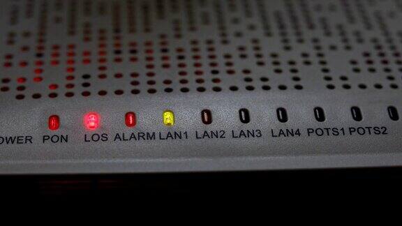 调制解调器路由器设备从服务器失去互联网连接红灯闪烁警告无线局域网错误