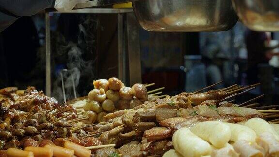 顾客在饶河夜市买肉串