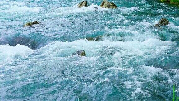 中国新疆流动的河流和岩石自然风光