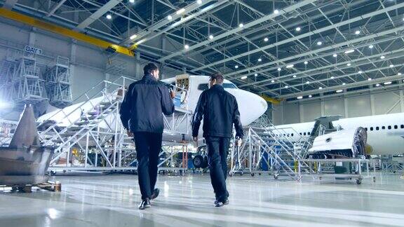 飞机机械和工程师团队通过飞机维修设计和开发设施专业人员持有维修工具和设备