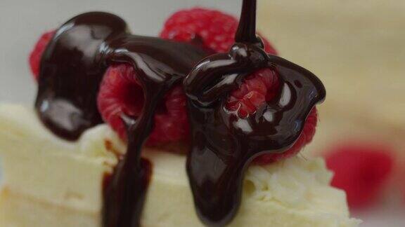 巧克力酱在蛋糕上淋上红莓用RED8K相机拍摄