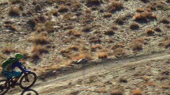 空中拍摄的一个山地摩托车手骑在18路在Fruita科罗拉多州的沙漠小径