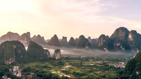 令人惊叹的空中建立拍摄美丽的石灰岩喀斯特山风景覆盖在日落的雾霾阳朔县中国山景俯视图