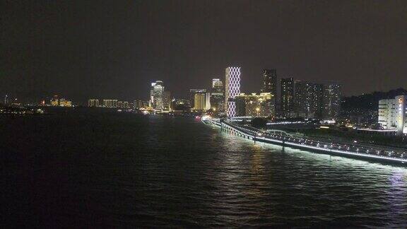 海上高速公路交通流量在夜间的城市