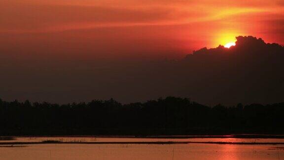 湖边的日落时光流逝