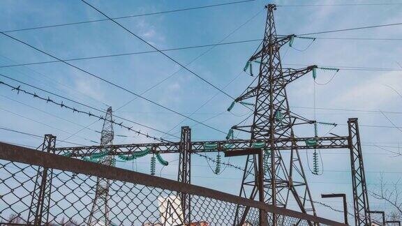 变电站围栏后面的高压输电塔变电站围栏能源产业可再生清洁能源电力到城市的运输