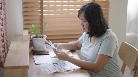 妇女在家记录家庭财务开支