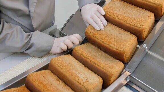 面包切片机在工厂准备面包片的人