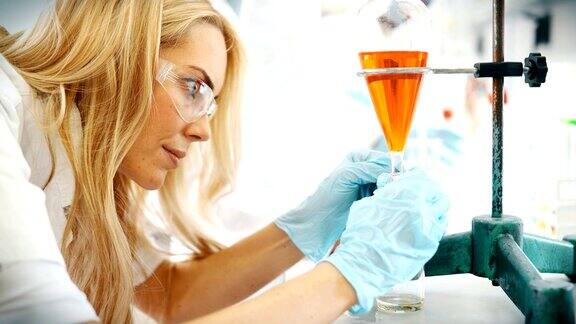 在实验室工作的化学女学生