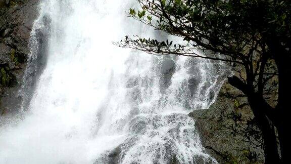 宁静的瀑布溪流沙丽加瀑布泰国