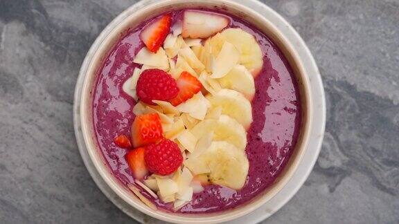 夏季巴西莓冰沙碗配草莓、香蕉和蓝莓健康食品