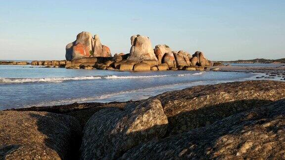 近距离观看澳大利亚塔斯马尼亚岛的野餐岩石