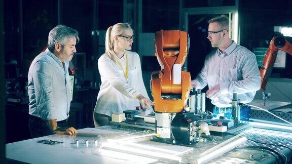 一组工程师正在实验室里讨论机器人