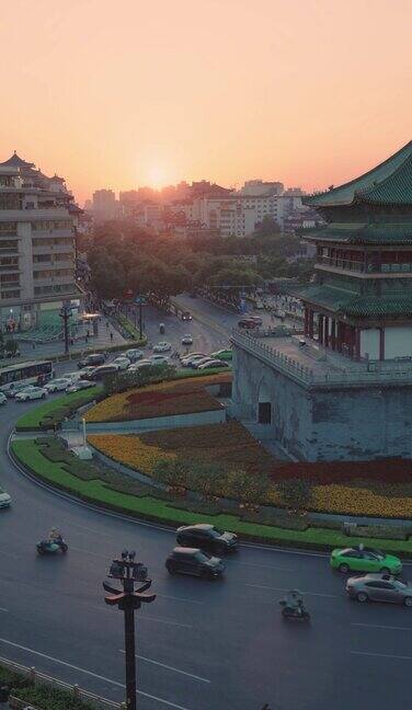 中国西安钟楼和城市交通日落