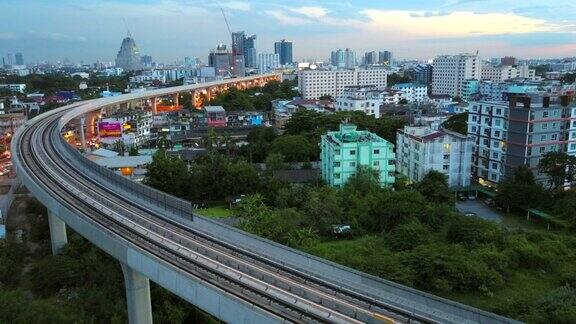 鸟瞰图地铁在曼谷城市的黄昏轨道交通工程概念