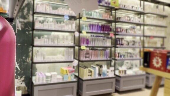 在商店的化妆品区买化妆品选择化妆品香水面霜和洗发水使用测试器