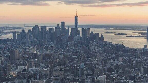 鸟瞰图日落时的曼哈顿城市