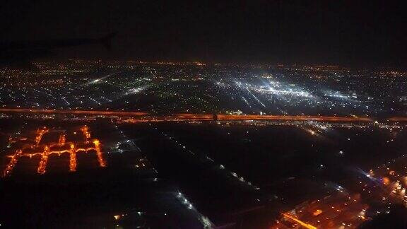 在准备降落机场之前飞机在晚上飞过城市的4K镜头