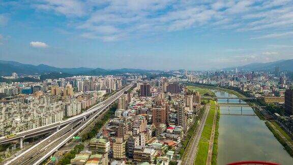 阳光明媚的一天台北市景河流桥梁航空全景4k时间推移台湾