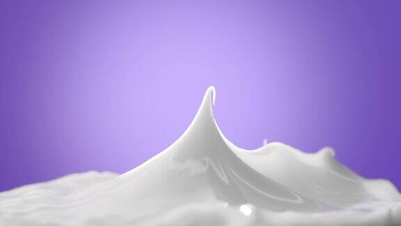 白色化妆品霜罐已打开在紫罗兰色的背景