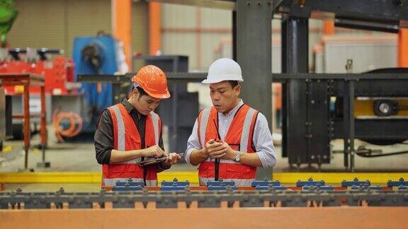 两名质量检验员在工厂检查生产线产品